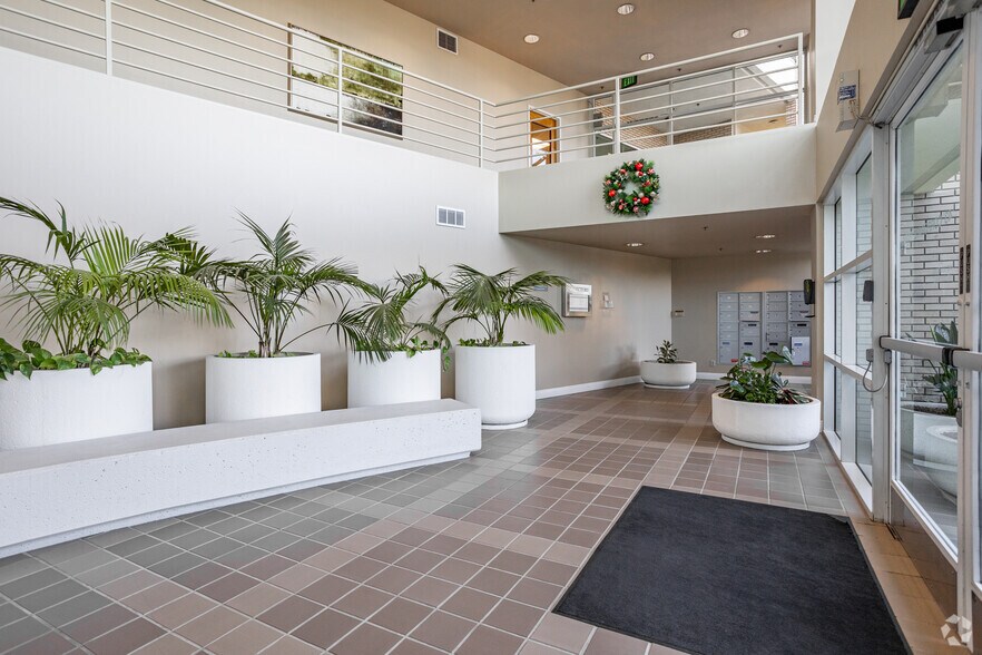43 Corporate Park, Irvine, CA à louer - Hall d’entrée – Image 3 sur 7