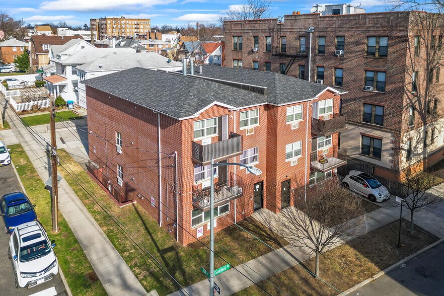 16003 Sanford Ave, Flushing, NY à vendre - Photo principale – Image 1 sur 15