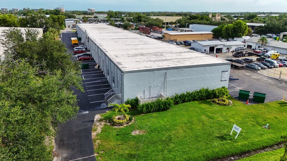 4227 Enterprise Ave, Naples, FL à louer - Photo de l’immeuble – Image 2 sur 8