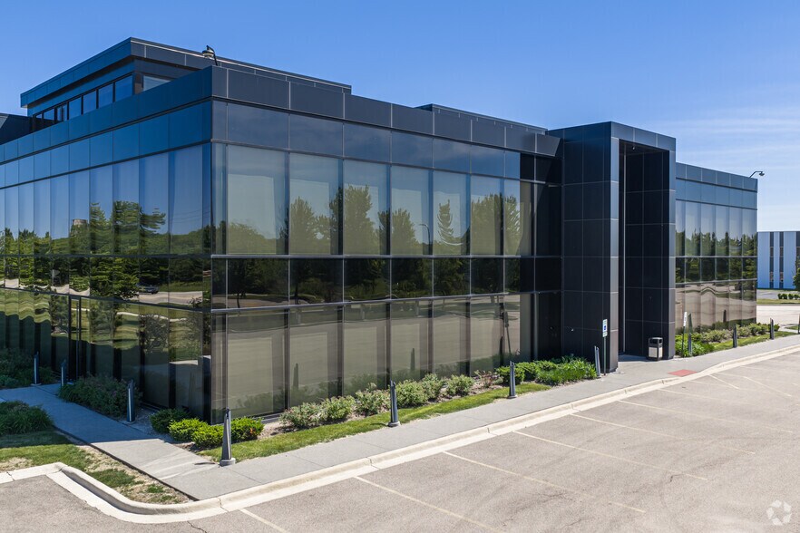 1425 Madeline Ln, Elgin, IL à louer - Photo de l’immeuble – Image 2 sur 12