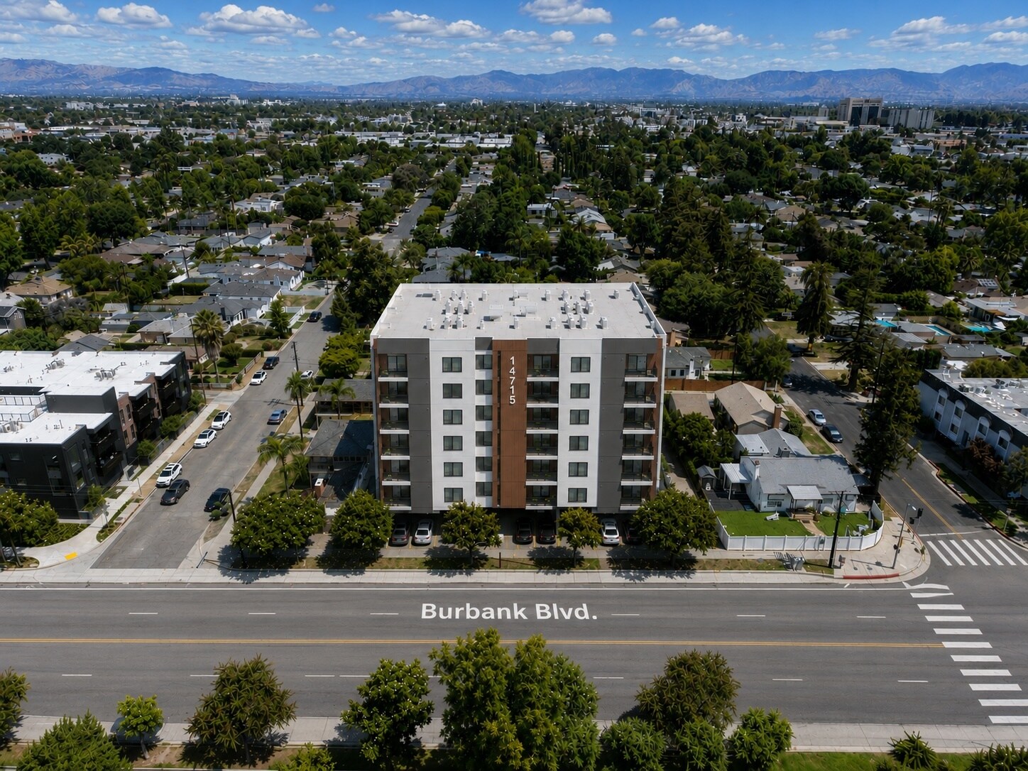 14715 Burbank Blvd, Van Nuys, CA à vendre Photo de l’immeuble– Image 1 sur 9