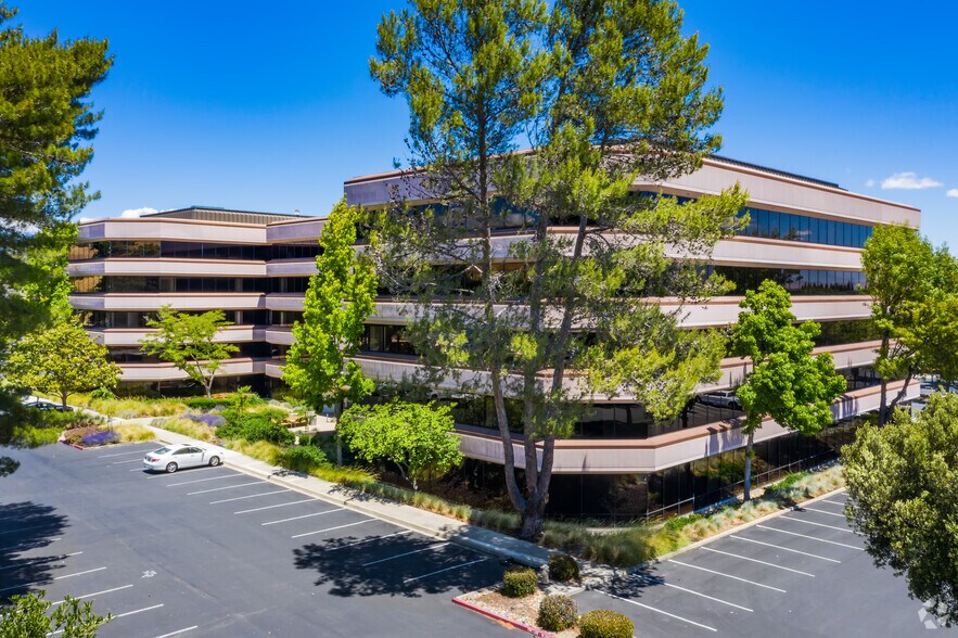 7901 Stoneridge Dr, Pleasanton, CA à louer - Photo de l’immeuble – Image 1 sur 5