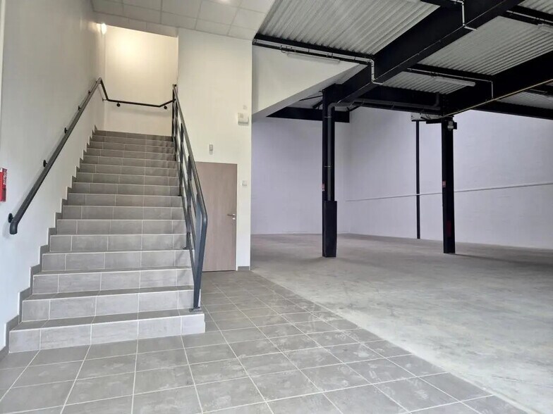 Industriel/Logistique dans Chanteloup-en-Brie à louer - Photo de l’immeuble – Image 2 sur 4