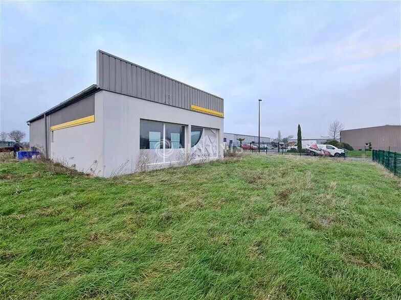 Local d’activités dans Bréhand à louer - Photo de l’immeuble – Image 3 sur 11