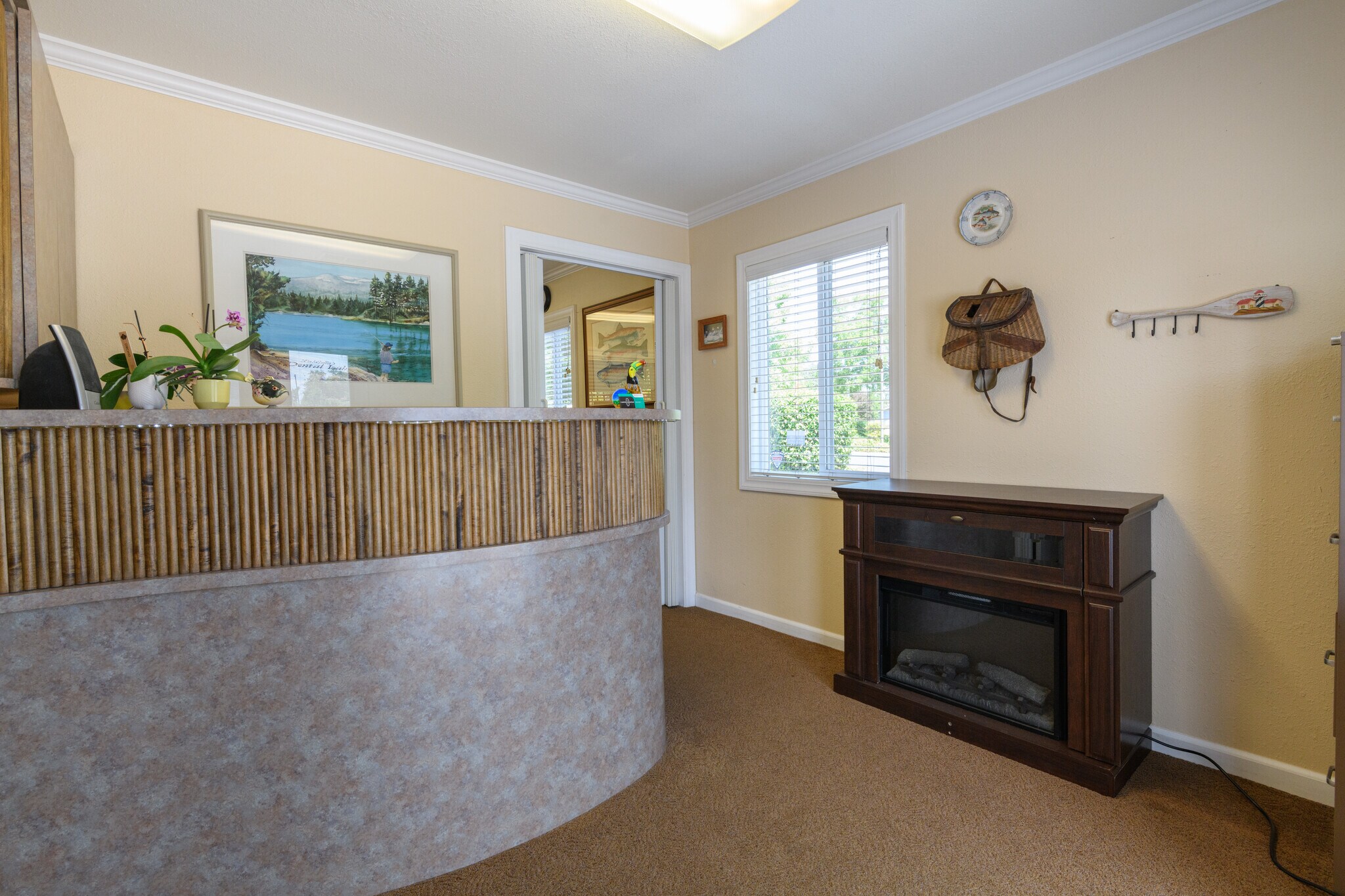 2690 Victor Ave, Redding, CA à vendre Photo principale– Image 1 sur 17