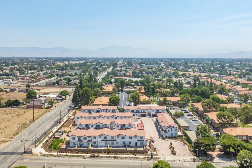 15909 Merrill Ave, Fontana, CA à vendre - Photo de l’immeuble – Image 1 sur 29
