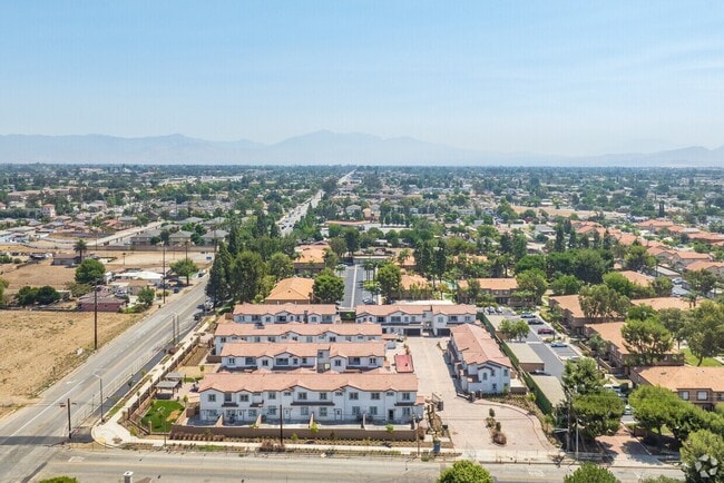 Plus de détails pour 15909 Merrill Ave, Fontana, CA - Logement à vendre