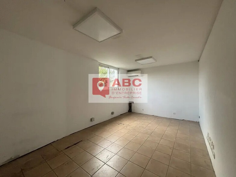Local d’activités dans Elne à louer - Photo de l’immeuble – Image 3 sur 7