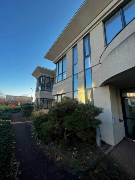 Local d’activités dans Créteil à louer - Photo de l’immeuble – Image 3 sur 15