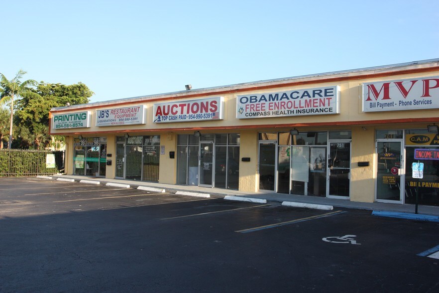 781 W Oakland Park Blvd, Oakland Park, FL à louer - Photo de l’immeuble – Image 2 sur 9