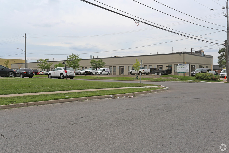 1074-1100 Barmac Dr, Toronto, ON à louer - Photo principale – Image 1 sur 4