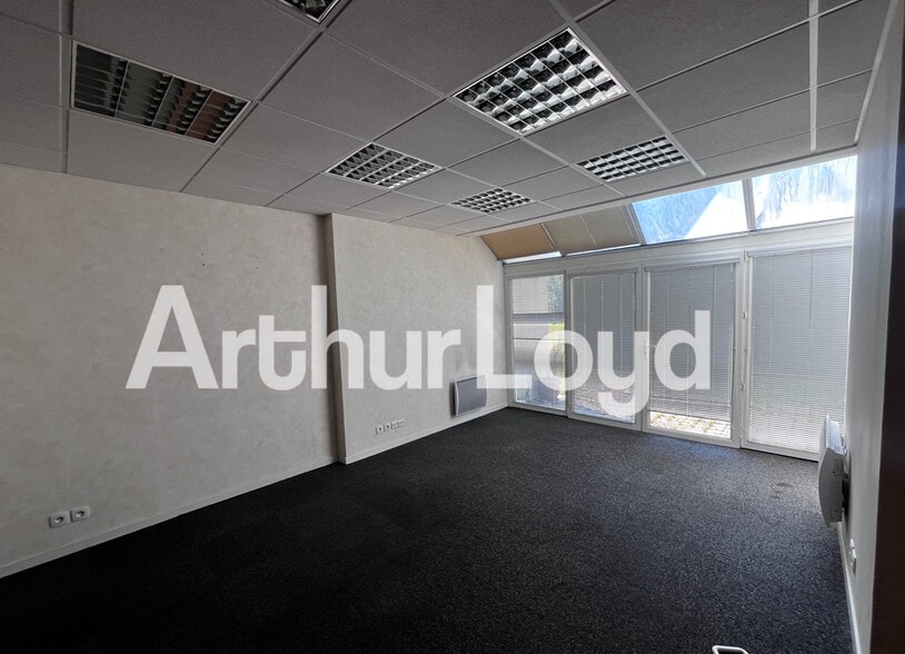 Bureau dans Épron à louer - Photo de l’immeuble – Image 1 sur 7