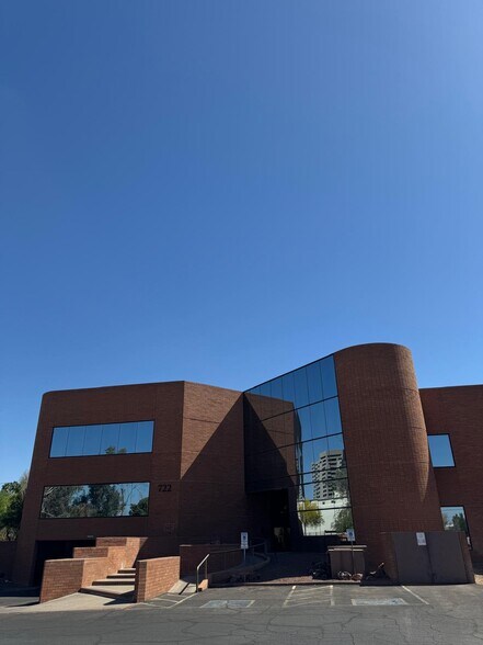 722 E Osborn Rd, Phoenix, AZ à louer - Photo de l’immeuble – Image 2 sur 7