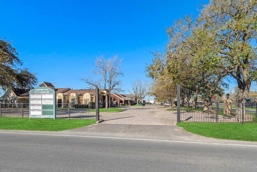 11111 Jones Rd, Houston, TX à vendre - Photo de l’immeuble – Image 2 sur 13