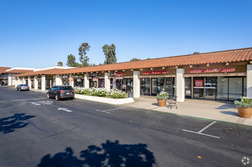 Conejo Valley Plaza portefeuille de 5 biens à vendre sur LoopNet.fr - Photo principale – Image 2 sur 5