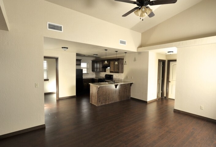 111 E St, Elgin, OK à vendre - Photo de l’immeuble – Image 3 sur 10