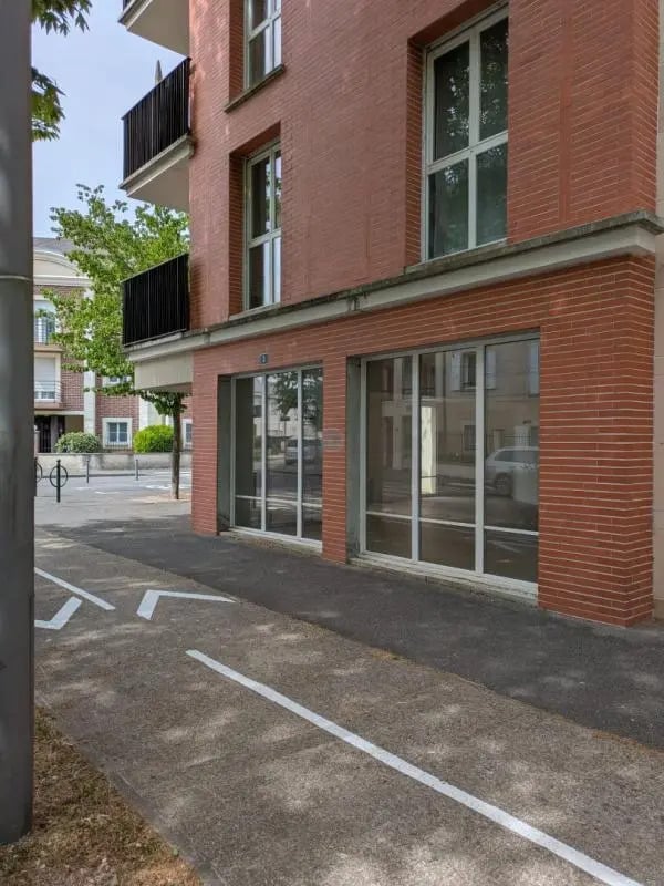 Local commercial dans Orléans à louer Photo de l’immeuble– Image 1 sur 9