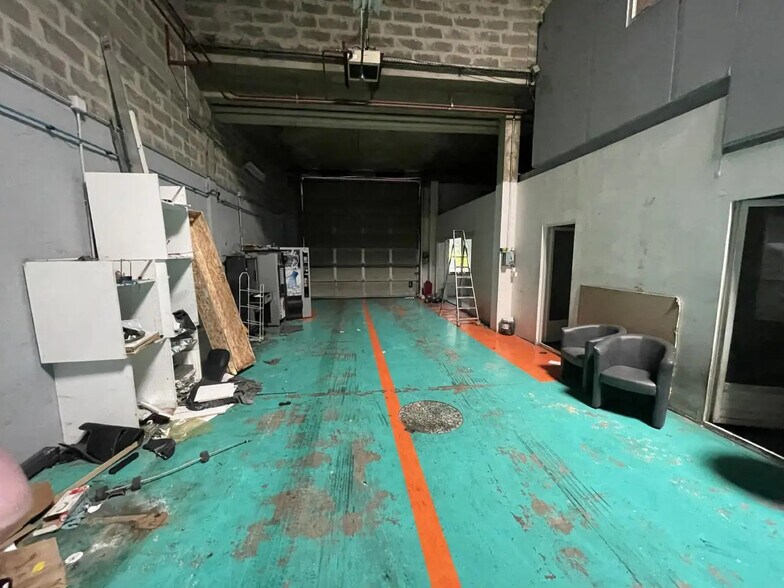 Local d’activités dans Aulnay-sous-Bois à louer - Photo de l’immeuble – Image 2 sur 13