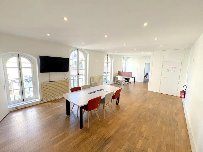 Bureau dans Versailles à louer - Photo de l’immeuble – Image 1 sur 8