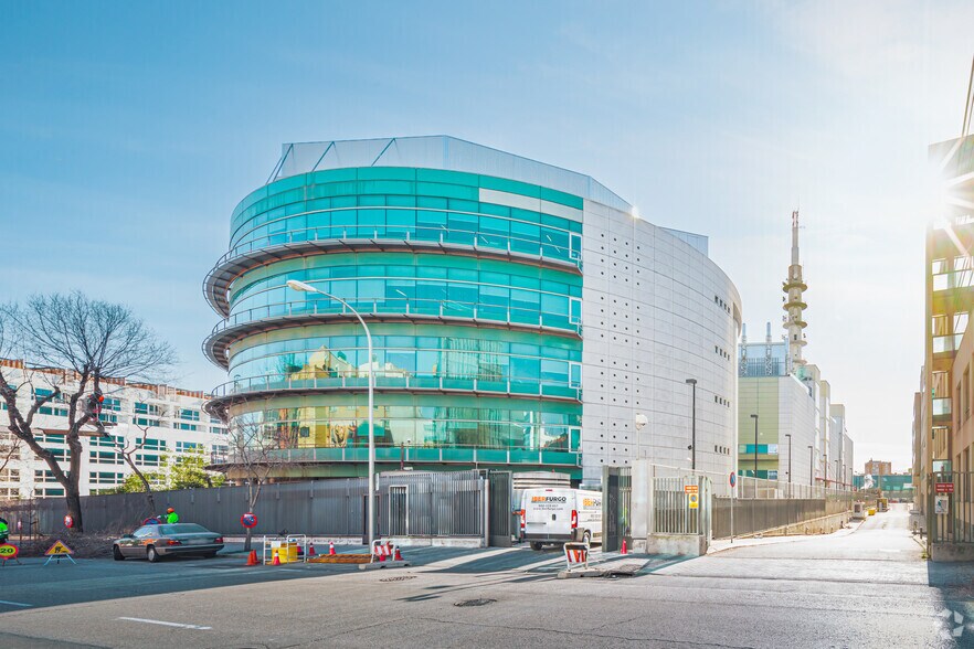 Calle de Julián Camarillo, 8, Madrid, Madrid à louer - Photo de l’immeuble – Image 2 sur 12