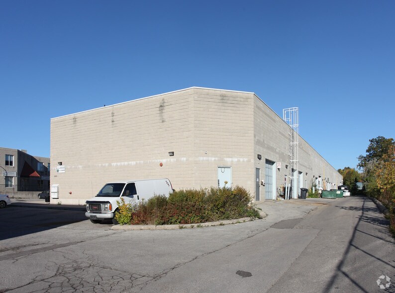 2355 Royal Windsor Dr, Mississauga, ON à louer - Photo de l’immeuble – Image 2 sur 2