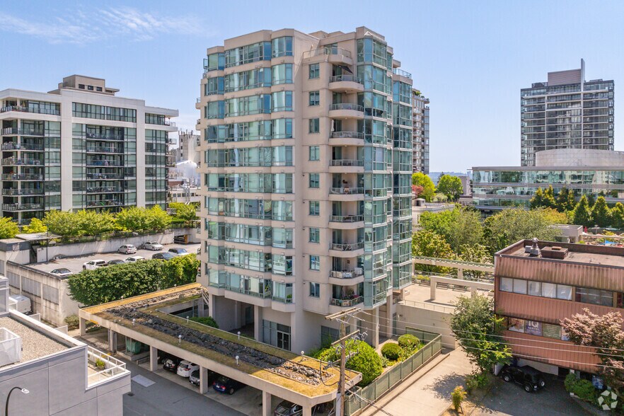 140 E 14th St, North Vancouver, BC à vendre - Photo de l’immeuble – Image 2 sur 5