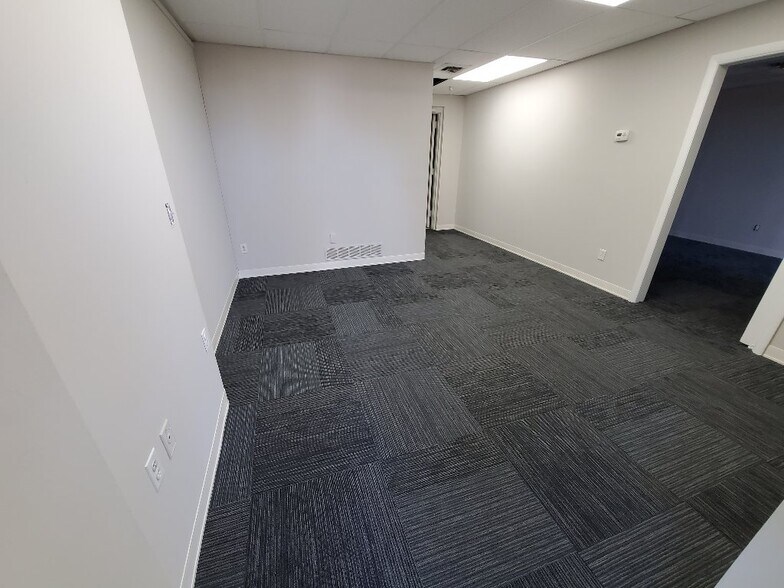 3417 Roger B Chaffee Memorial Dr SE, Grand Rapids, MI à louer - Photo de l’immeuble – Image 3 sur 10