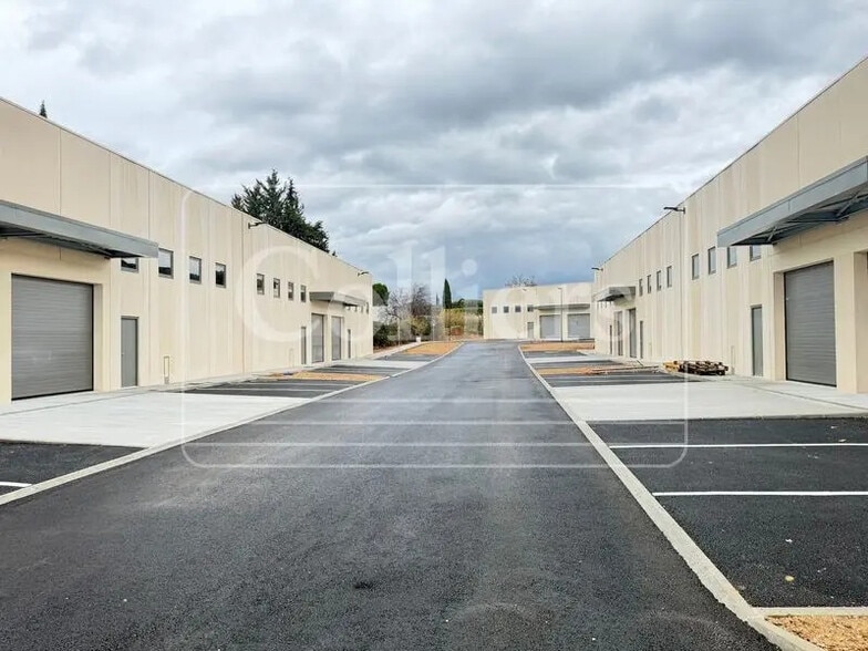 Local d'activités dans Les Pennes-Mirabeau à vendre - Photo de l’immeuble – Image 2 sur 7