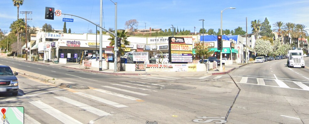 10750 Glenoaks Blvd, Pacoima, CA à louer - Photo de l’immeuble – Image 2 sur 6
