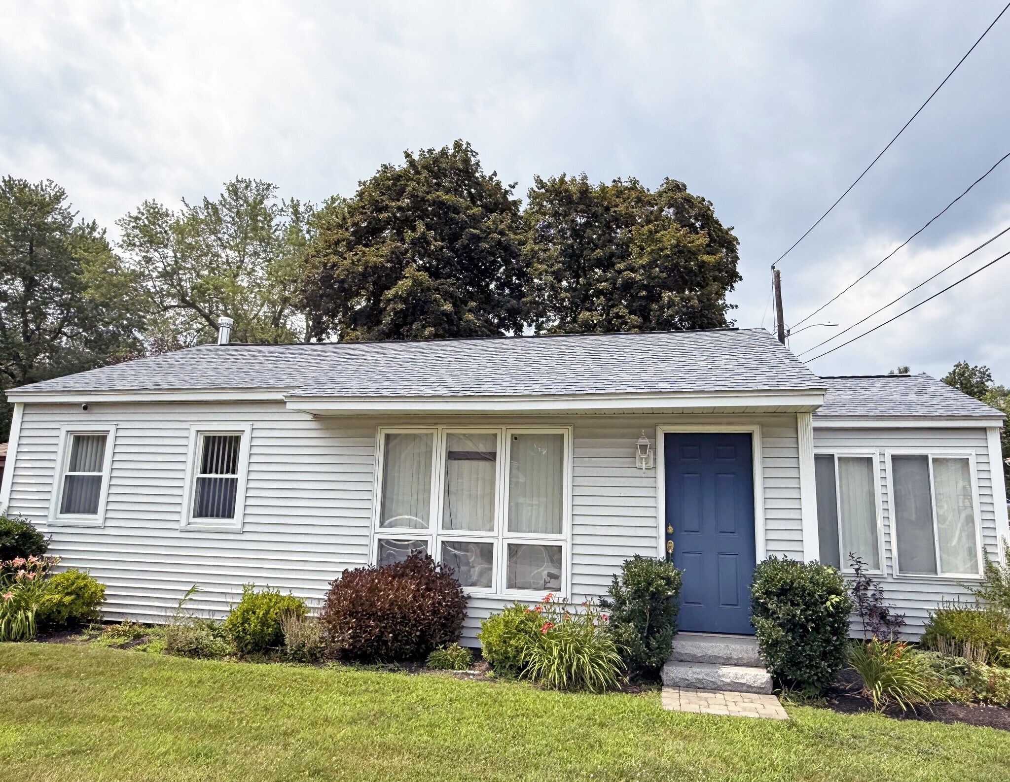 107 W Broadway, Derry, NH à louer Photo principale– Image 1 sur 5