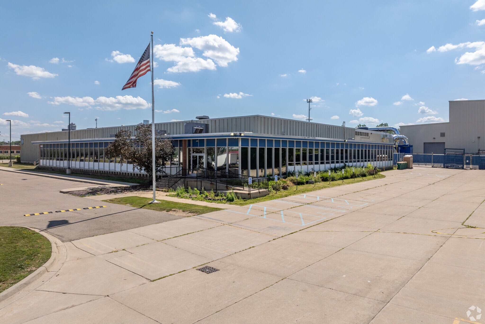 12001 Farmington Rd, Livonia, MI à louer Photo de l’immeuble– Image 1 sur 18