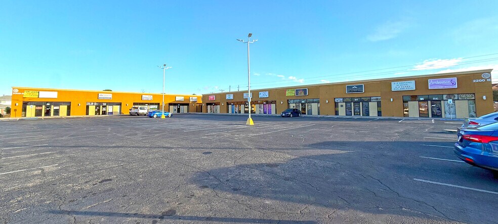 2200 Lee Trevino Dr, El Paso, TX à louer - Photo principale – Image 1 sur 1
