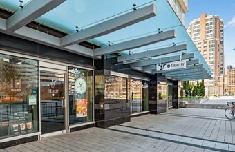 384 Yonge St, Toronto, ON à louer Photo de l’immeuble– Image 1 sur 10