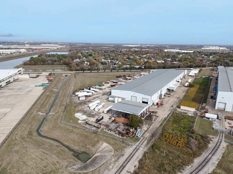 1411 Transport Dr, Baytown, TX à louer - Photo de l’immeuble – Image 2 sur 15