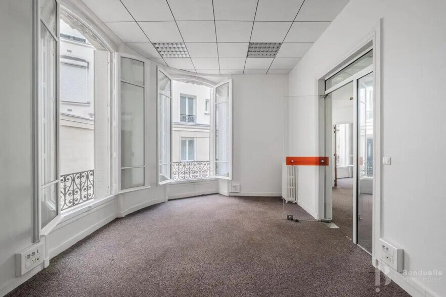 31 Rue Du Rocher, Paris à louer - Photo de l’immeuble – Image 2 sur 15