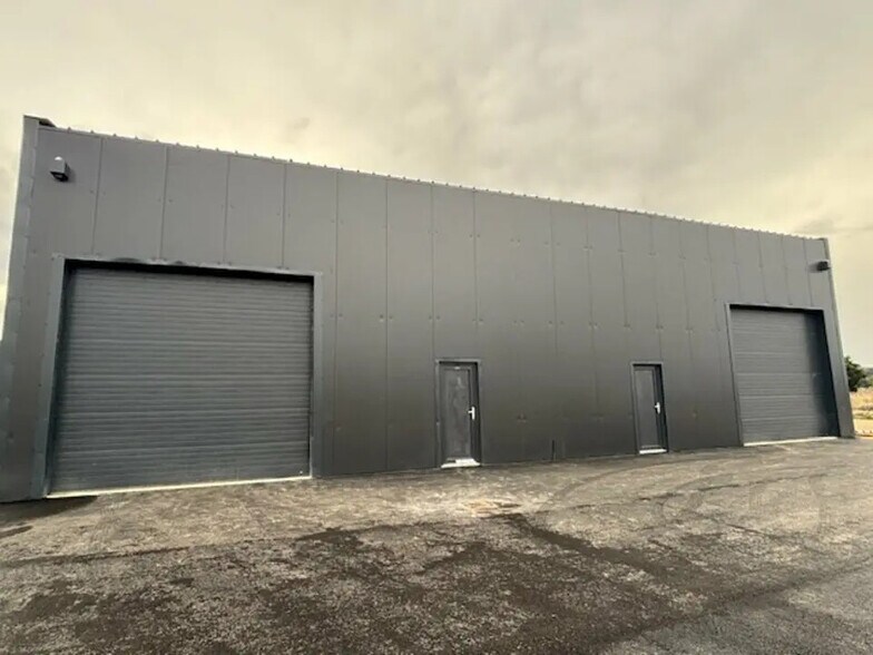 Local d’activités dans Sablet à louer - Photo de l’immeuble – Image 1 sur 9