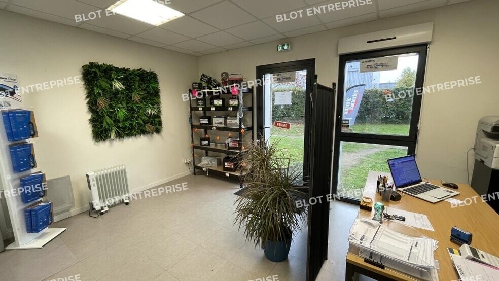 Local d’activités dans Saint-Nazaire à louer - Photo de l’immeuble – Image 3 sur 6