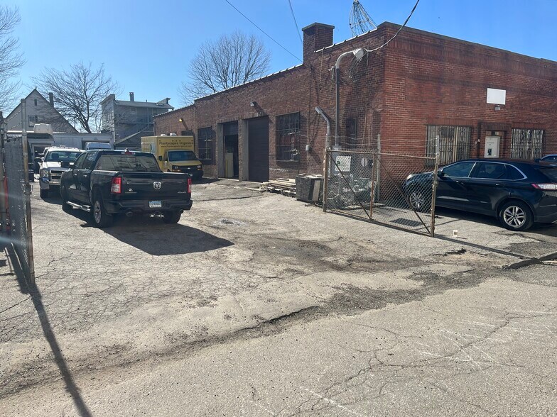 35 Holland Ave, Bridgeport, CT à vendre - Photo de l’immeuble – Image 3 sur 13
