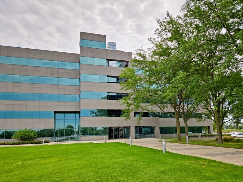 4515 N River Blvd, Cedar Rapids, IA à louer - Photo de l’immeuble – Image 3 sur 12