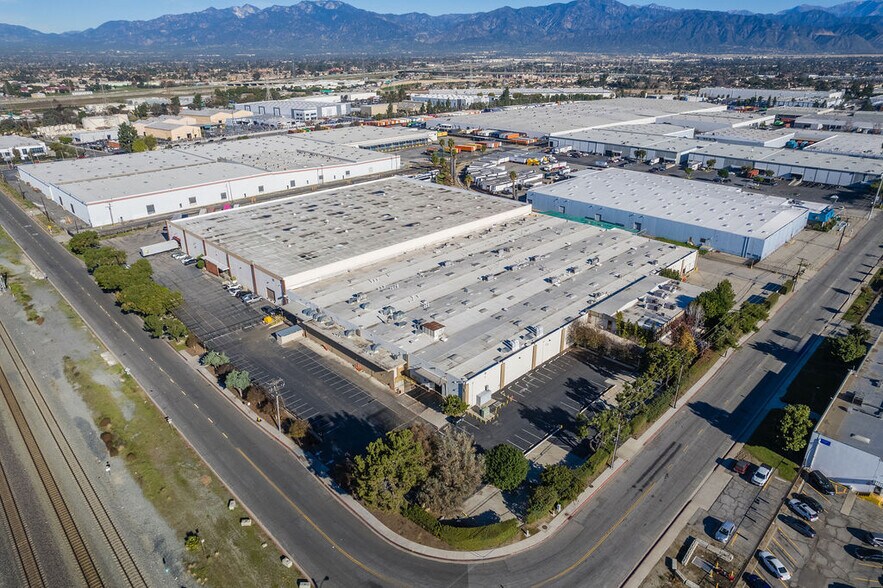 111 N Baldwin Park Blvd, City of Industry, CA à louer - Photo de l’immeuble – Image 2 sur 11