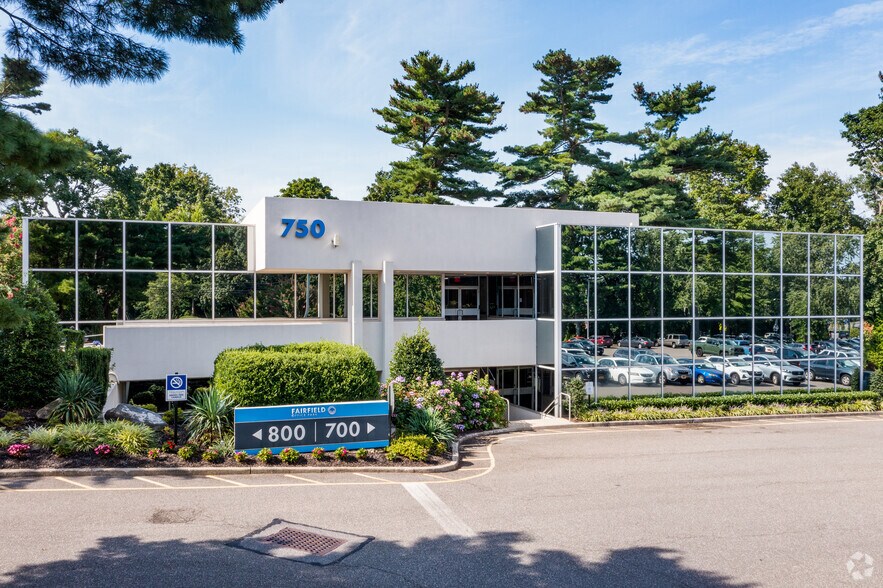 750 Veterans Memorial Hwy, Hauppauge, NY à louer - Photo de l’immeuble – Image 2 sur 5