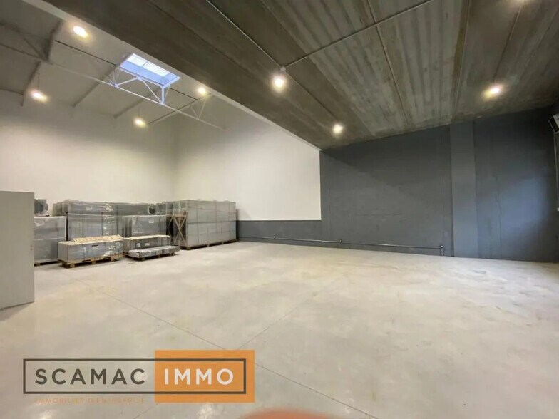 Local d’activités dans Vaux-le-Pénil à louer - Photo de l’immeuble – Image 2 sur 4