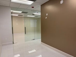 15280 NW 79th Ct, Miami Lakes, FL à louer Photo de l’immeuble– Image 1 sur 11