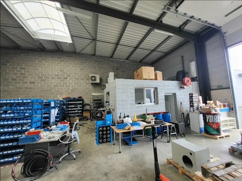 Local d’activités dans Bayonne à louer - Photo de l’immeuble – Image 2 sur 3