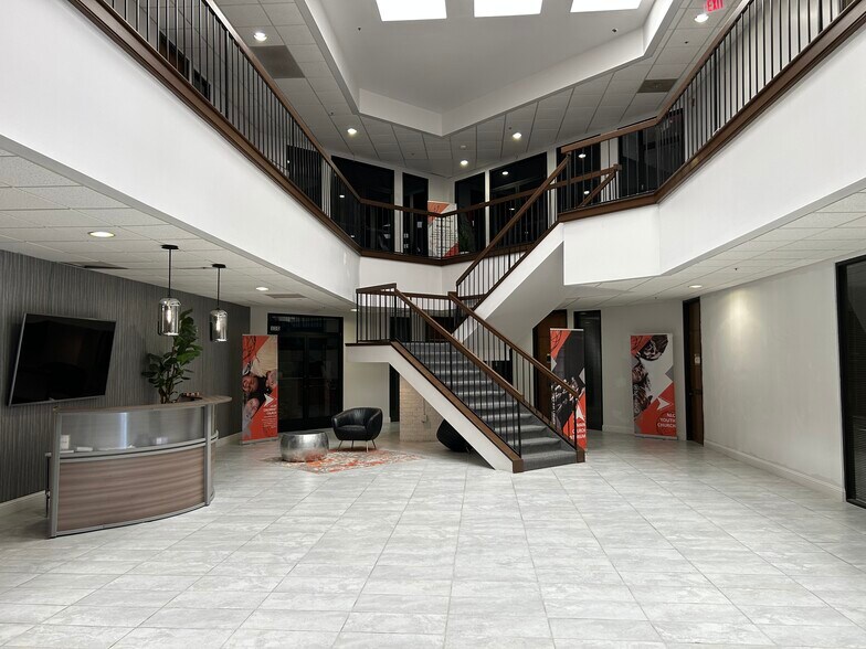 14465 Webb Chapel Rd, Farmers Branch, TX à louer - Photo de l’immeuble – Image 3 sur 15