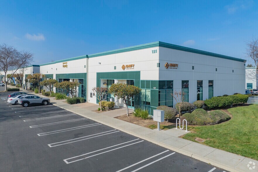 121 Sand Creek Rd, Brentwood, CA à louer - Photo de l’immeuble – Image 2 sur 5