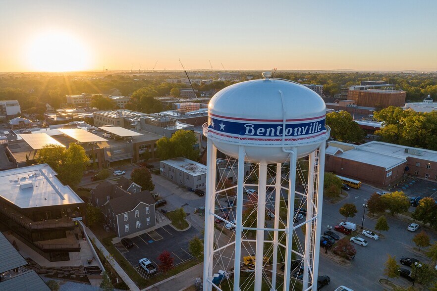 1401 NE John Deshields Blvd, Bentonville, AR à louer - Photo de l’immeuble – Image 3 sur 4