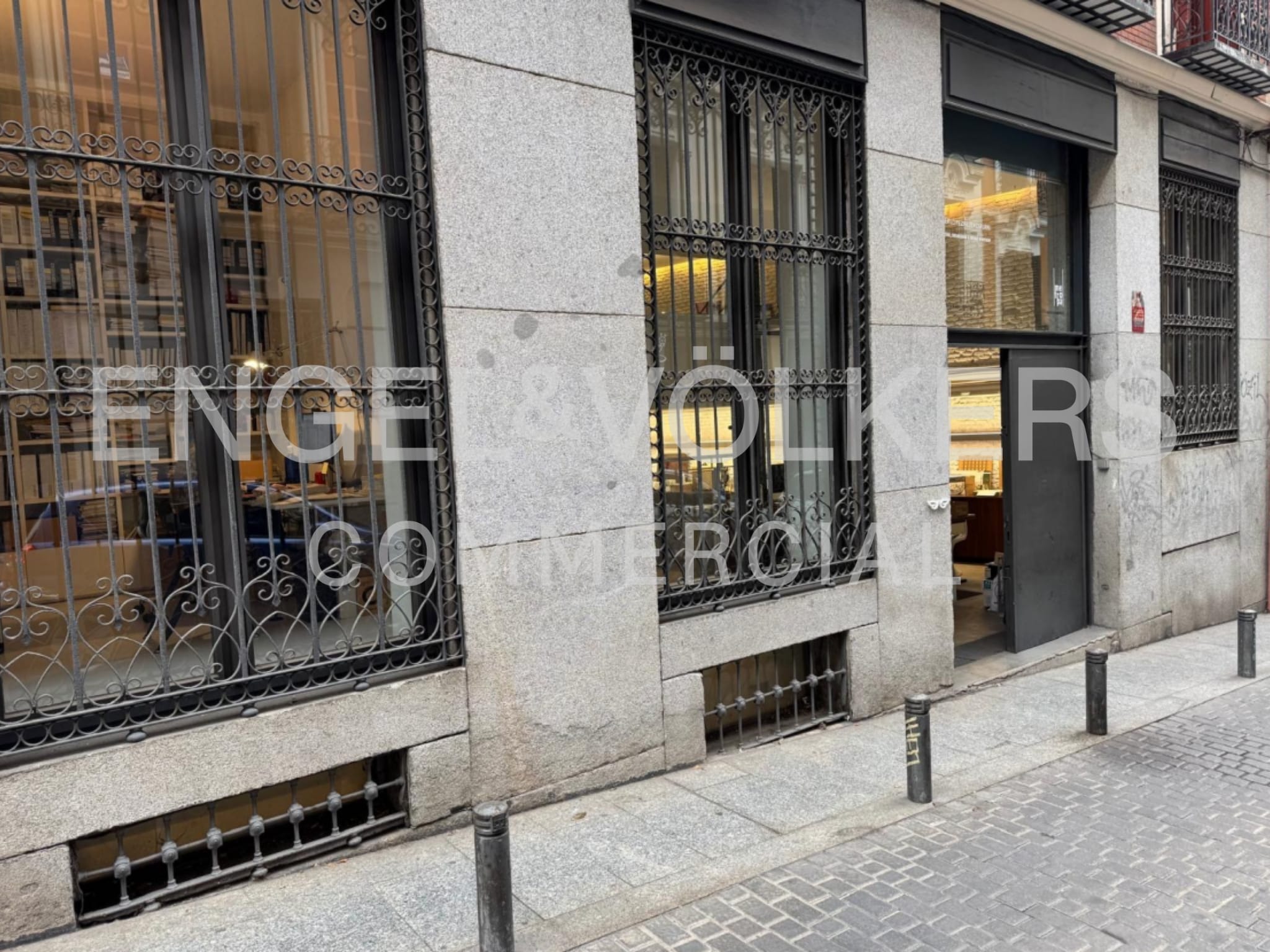 Local commercial dans Madrid, Madrid à louer Photo de la construction– Image 1 sur 4