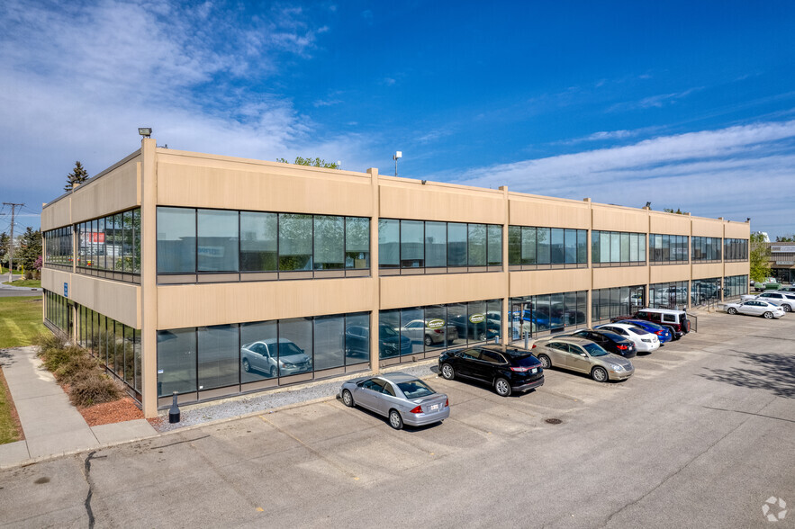 720 28th St NE, Calgary, AB à louer - Photo principale – Image 1 sur 5