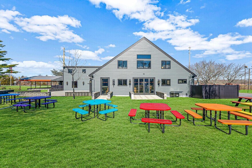 9095 Sound Ave, Mattituck, NY à vendre - Photo de l’immeuble – Image 2 sur 37
